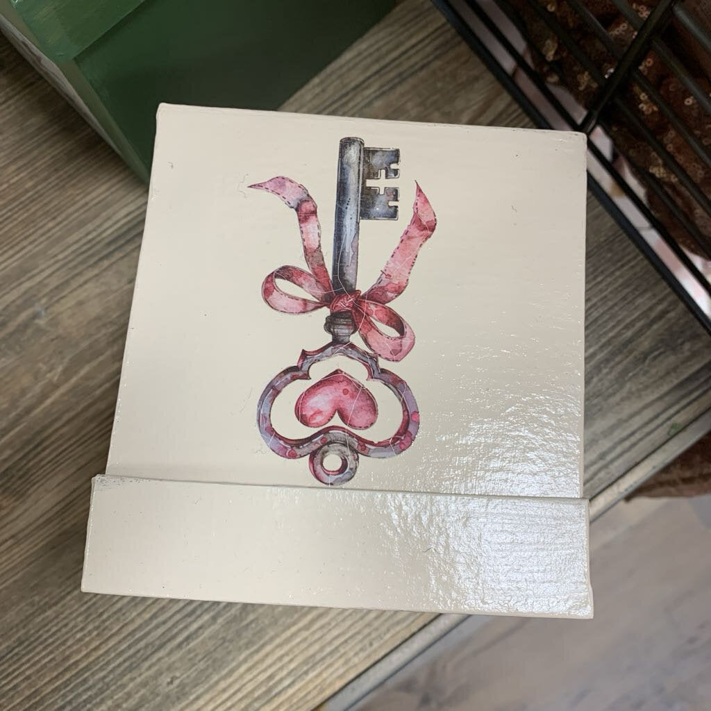 Beige Paper Mache Box w design