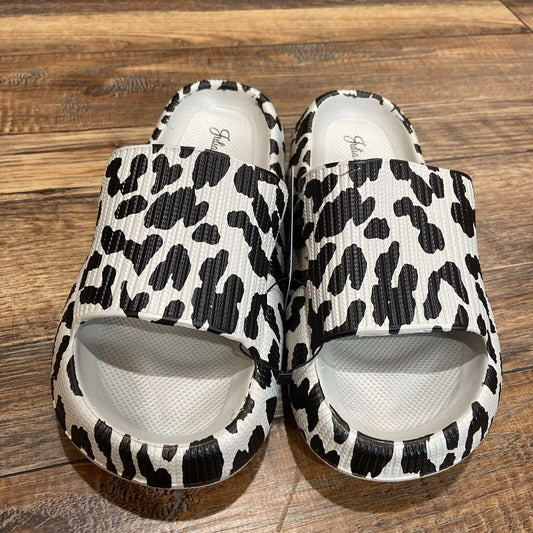 GREY LEOPARD CASUAL SLIDES