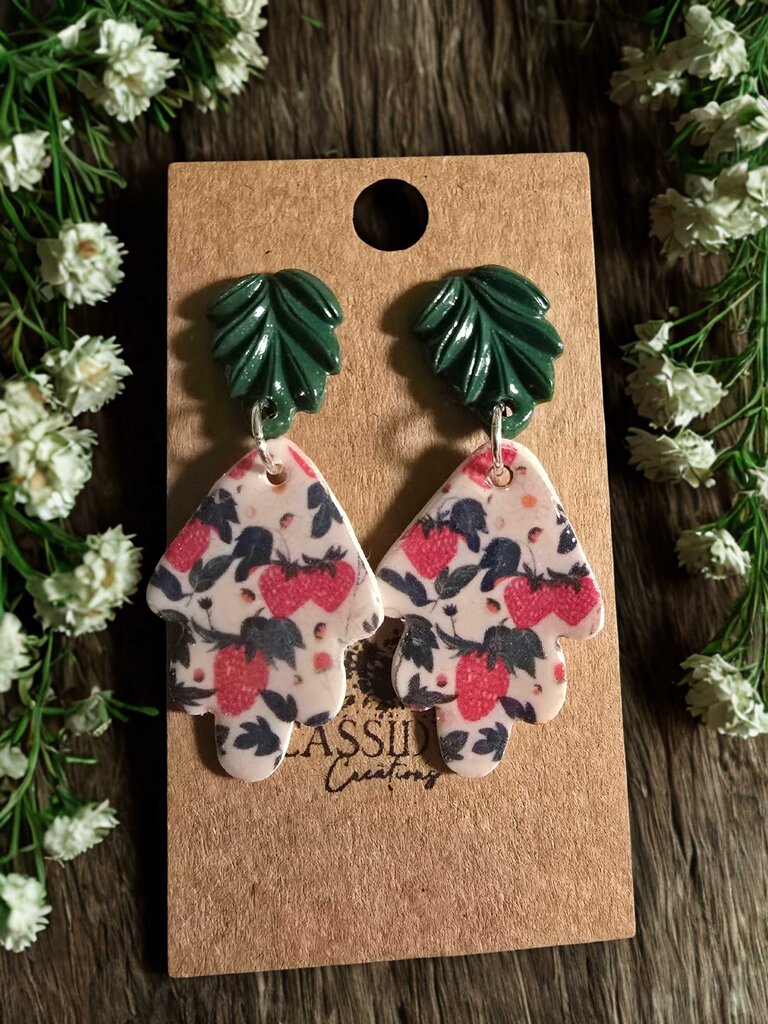 Strawberry Leaves Dangle